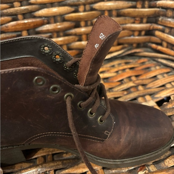 G.H. Bass & Co. Women's Brown Lace Up Boots . Never worn ! - Picture 13 of 15